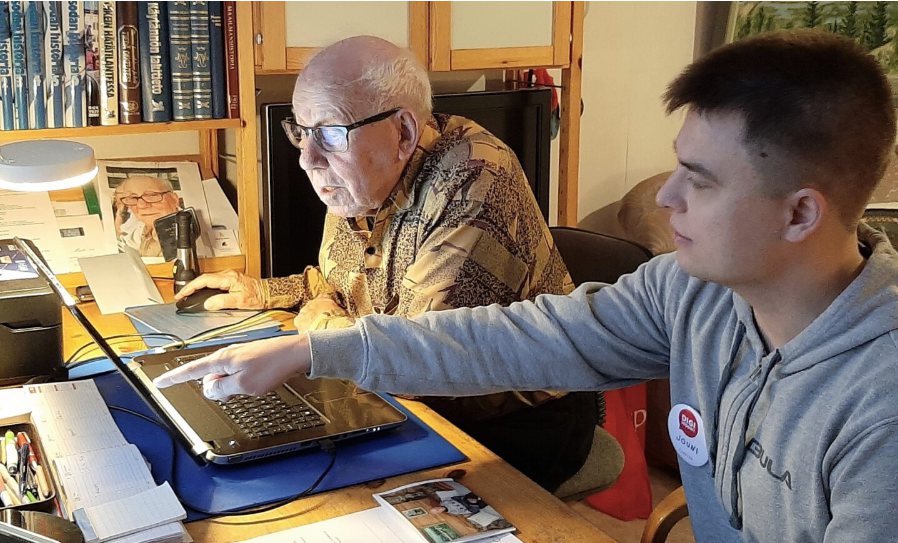 Vapaaehtoinen ja ikäihminen tietokoneen ääressä