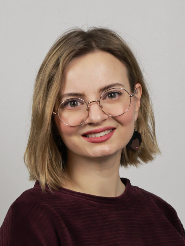 smiling woman with eyeglasses looking at thw camera